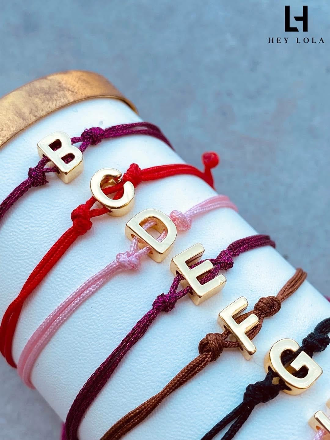 Pulseras personalizadas con inicial chapada en oro de 18K