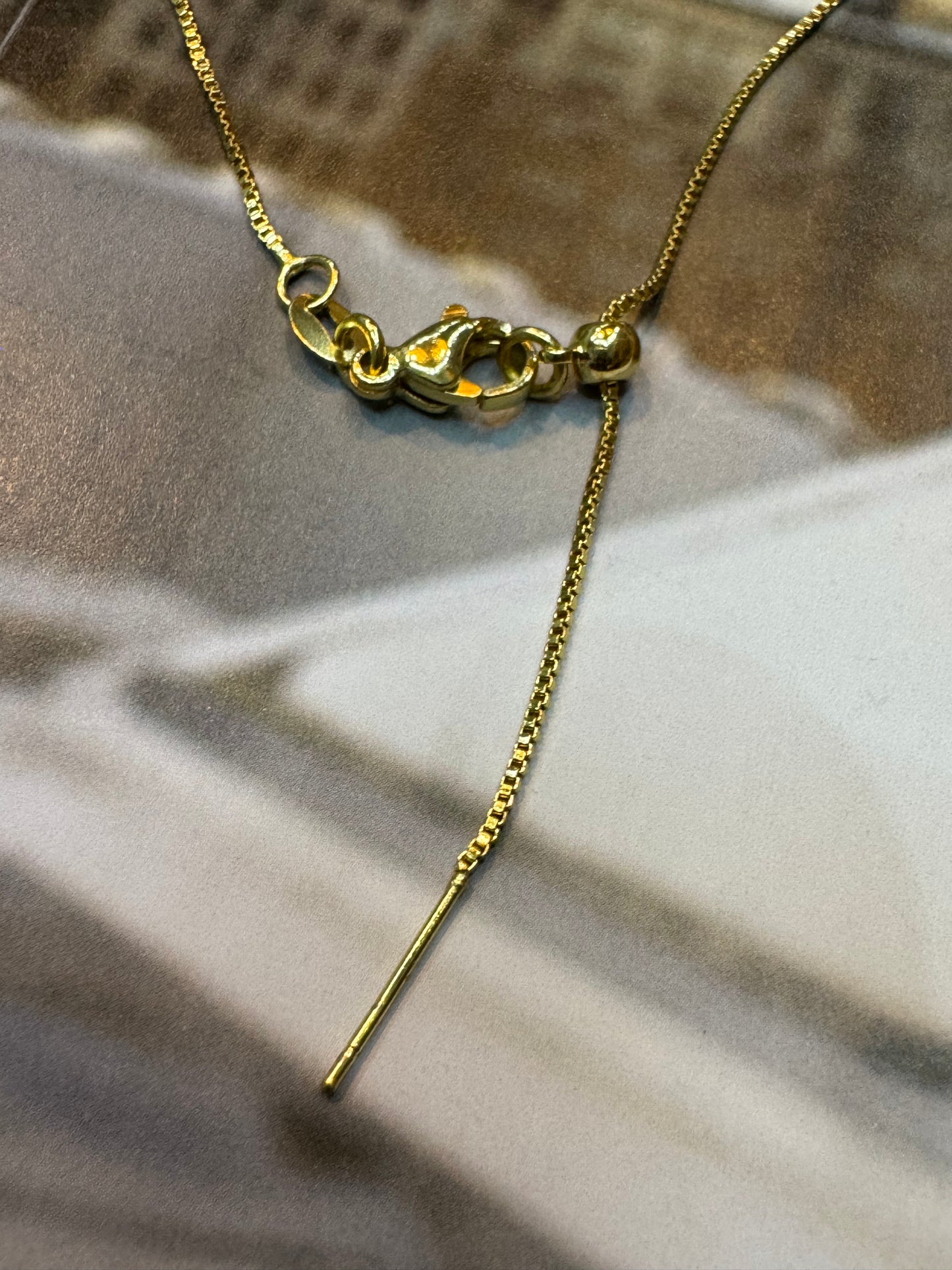 Collar Inicial Minimalista en Oro 18K