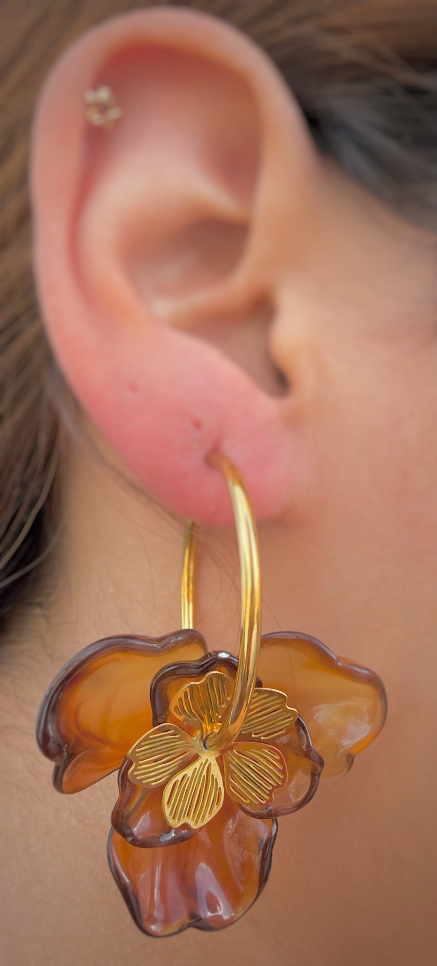 Aretes Aro Dorado con Flor Ámbar