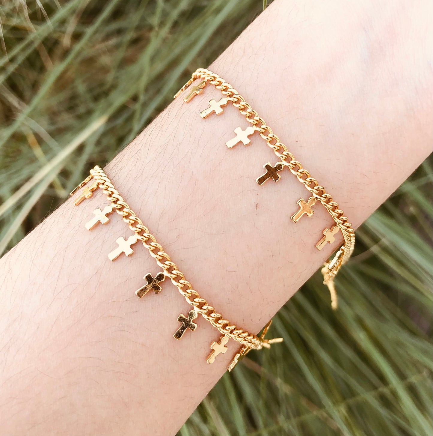 Pulsera de cruces colgantes chapada en oro de 18K