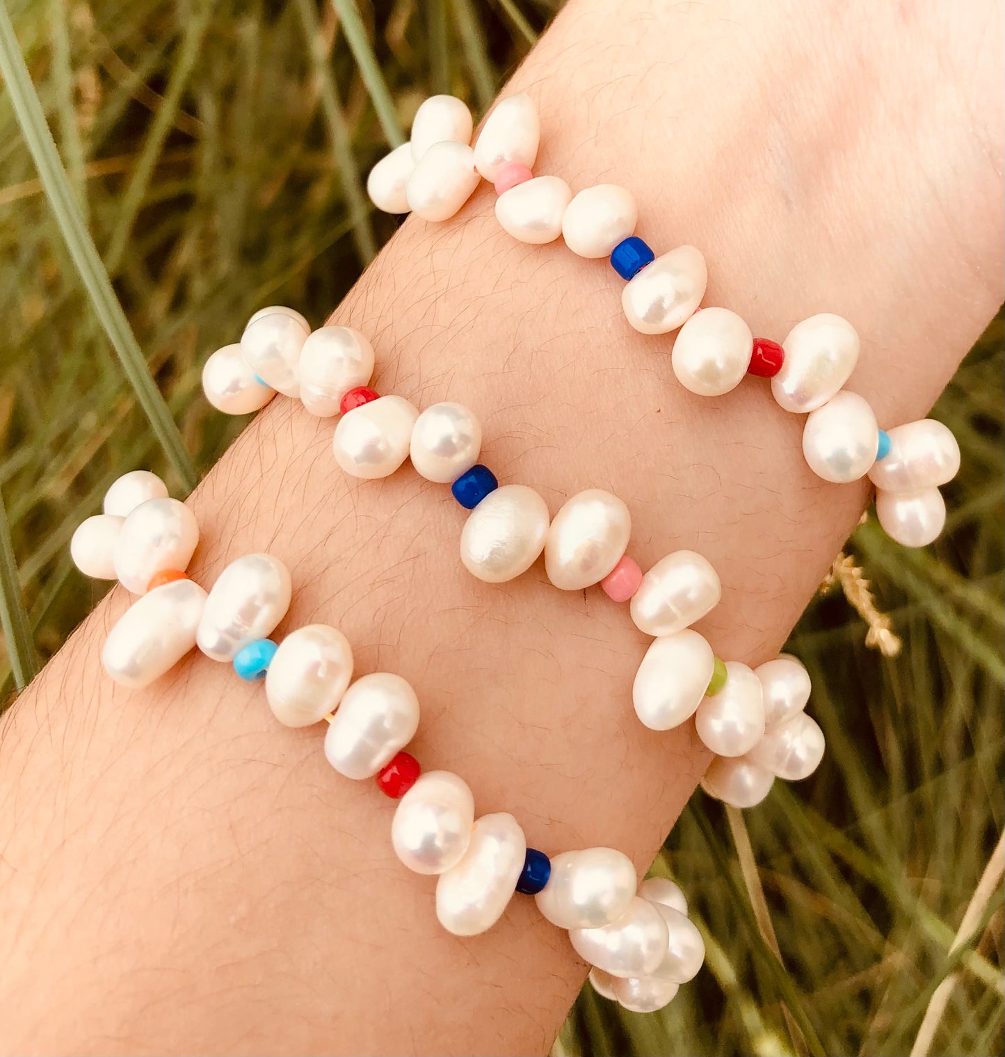 Pulseras de perlas naturales con detalles de colores