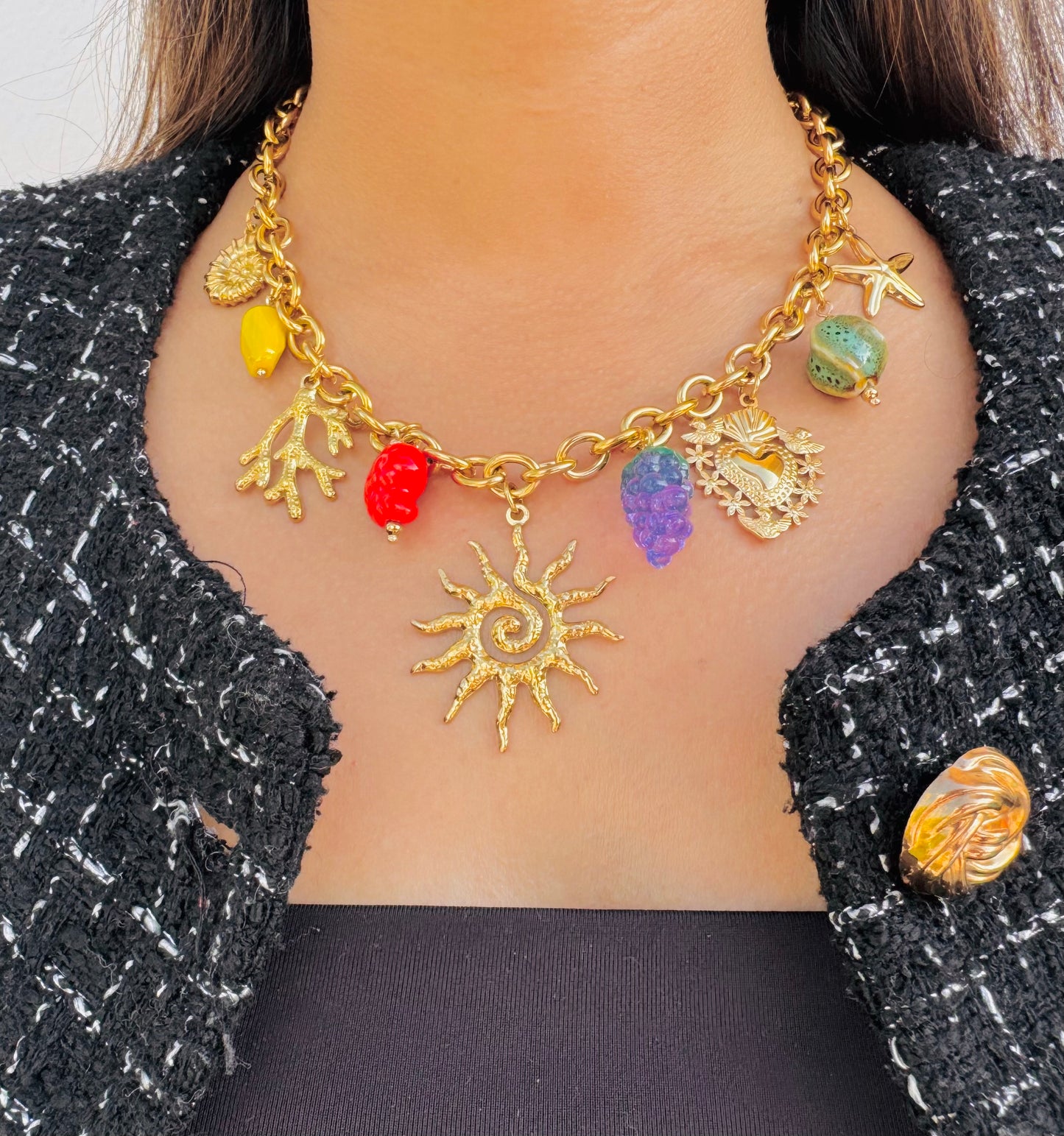 Collar Dorado Statement Sol & Dijes Coloridos