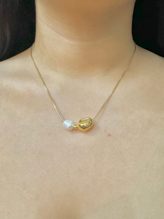 Collar Minimalista con Perla y Detalle Metálico Chapado en Oro o Plata