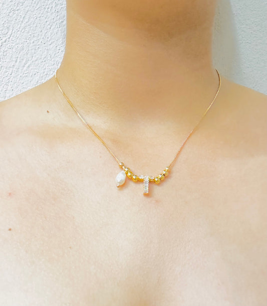Collar Inicial con Detalles de Perla y Zirconias