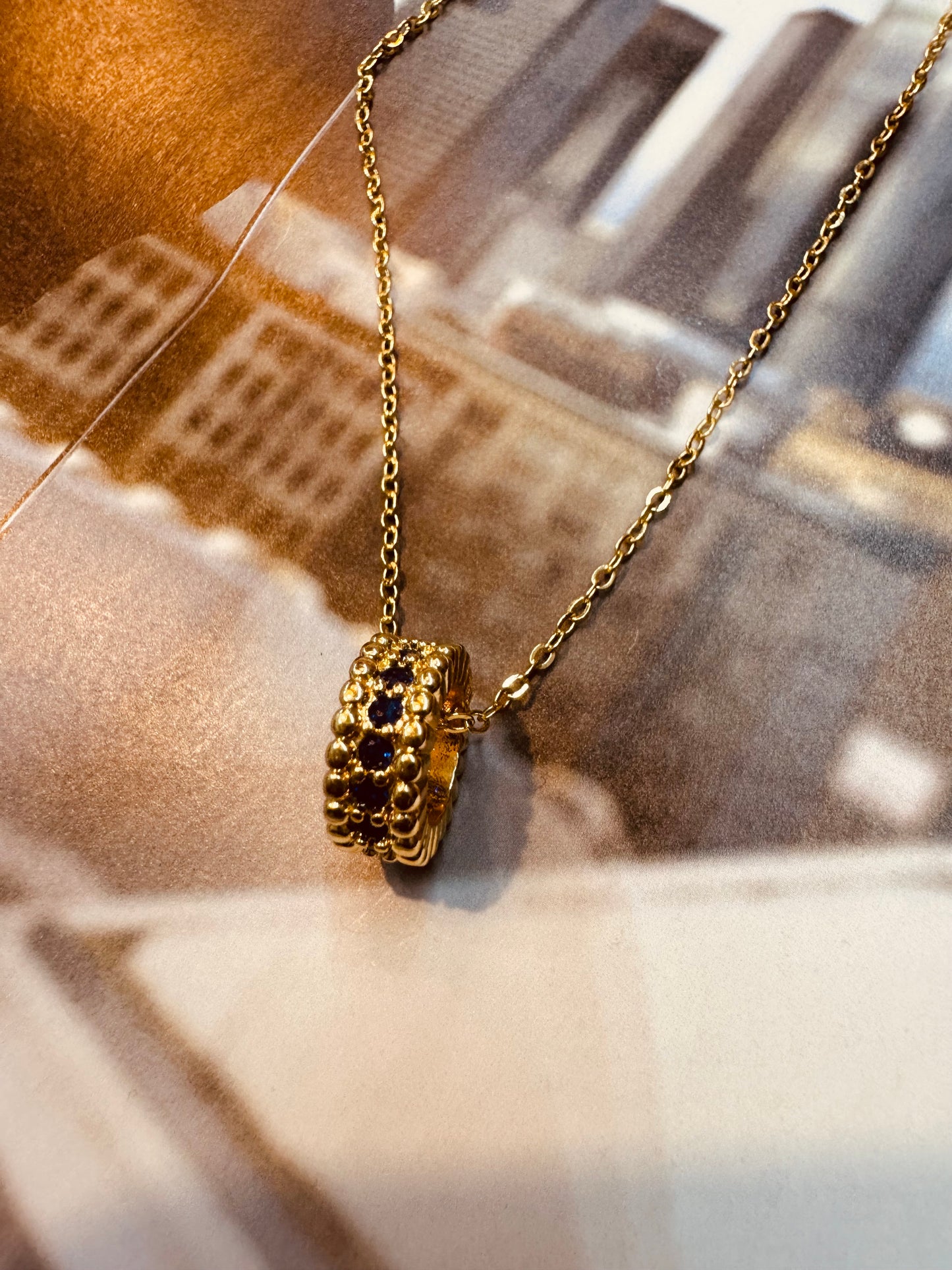 Collar con Dije de Aro Decorado Chapado en Oro de 18K