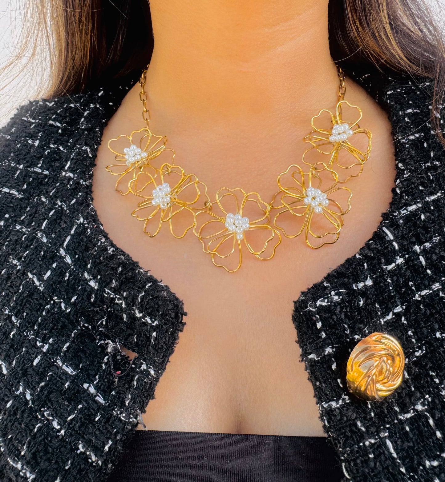 Collar Floral Dorado con Perlas