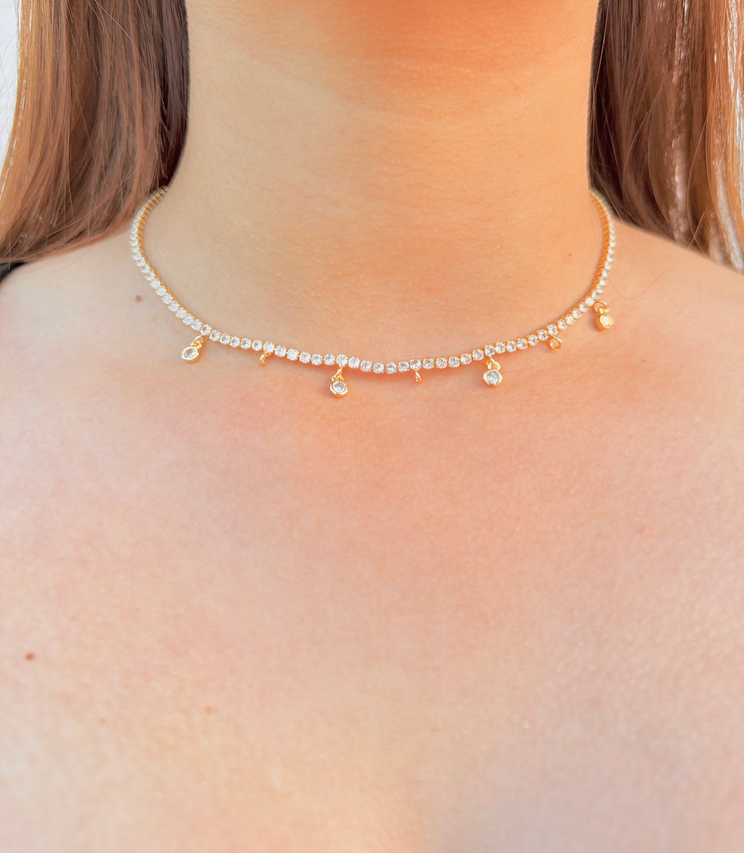 Collar tipo choker con cristales y dijes
