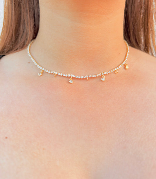 Collar tipo choker con cristales y dijes