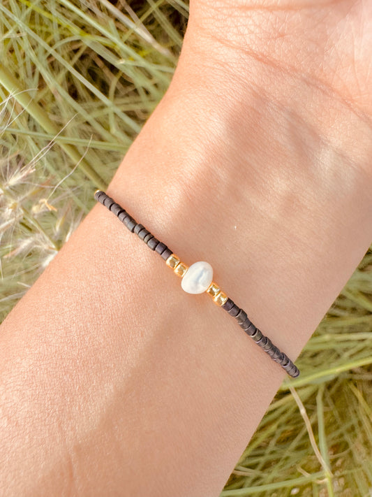 Pulseras Minimalistas con Perla Natural y Cuentas de Colores