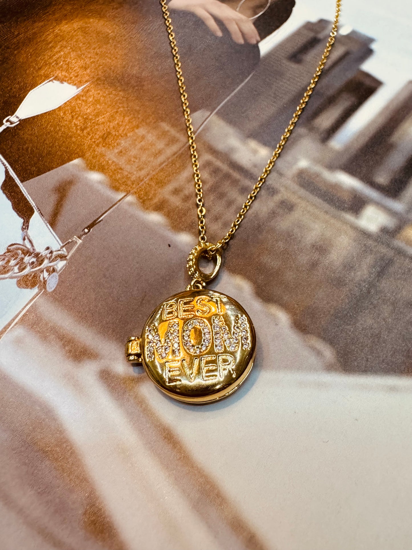 Collar ‘Best Mom Ever’ con Relicario Chapado en Oro 18K