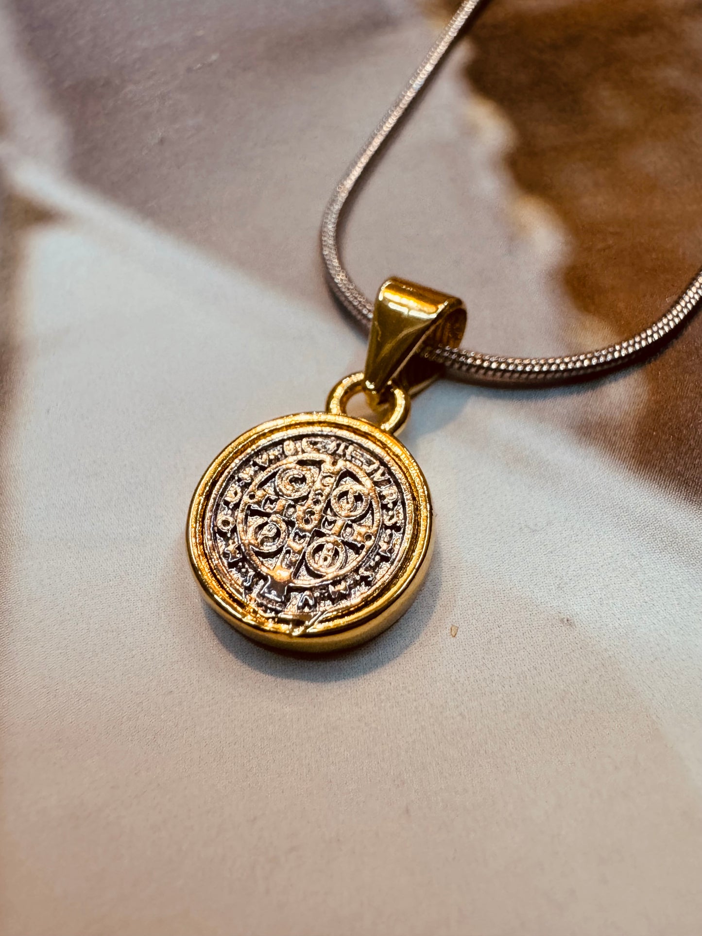 Collar Medalla de San Benito de Protección / Heylola