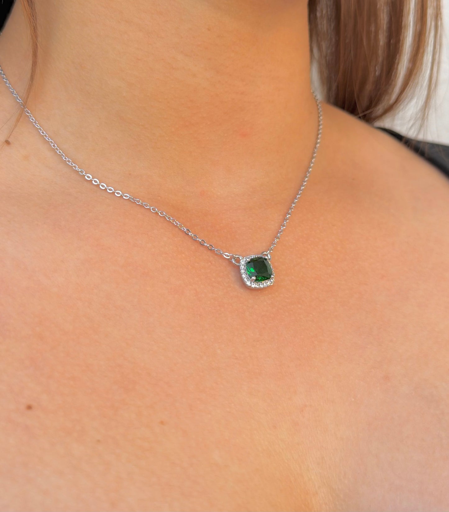 Collar Halo Verde Elegante