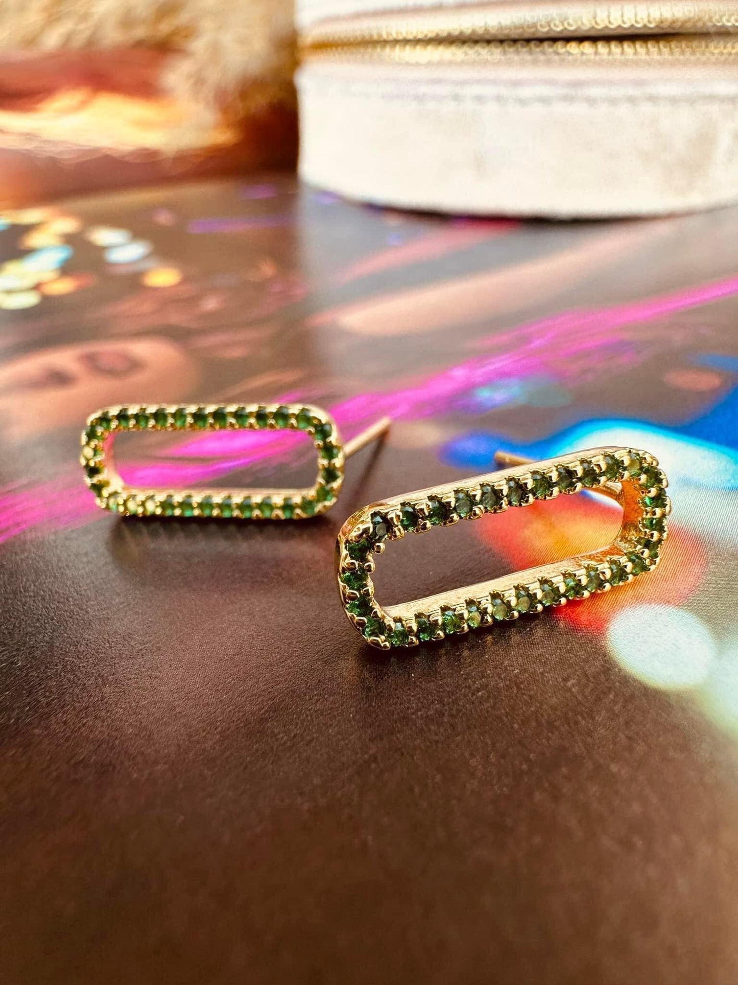 Aretes Dorados Rectangulares con Cristales Verdes