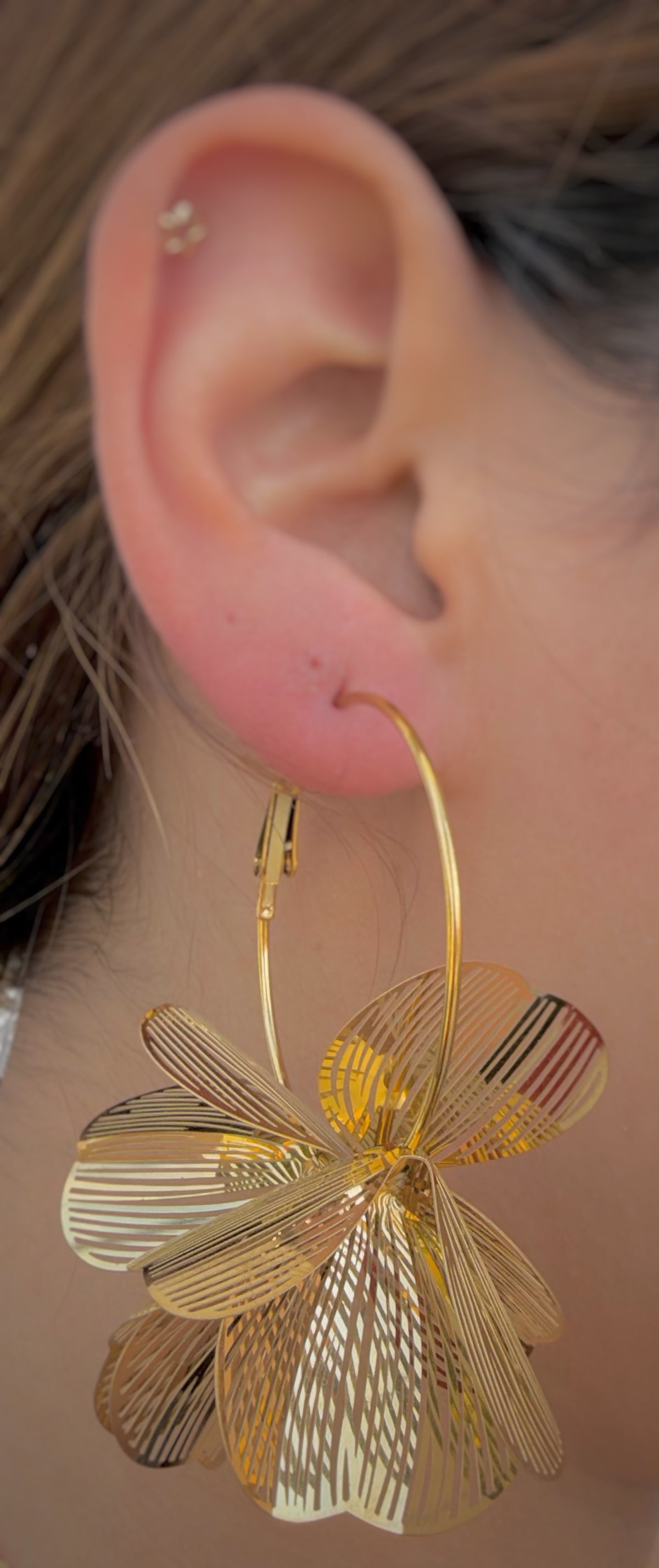 Aretes Aro  con Flor Metálica