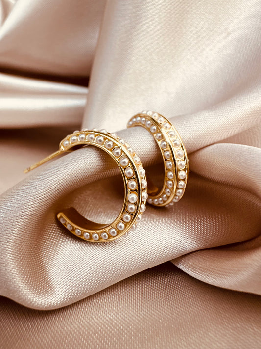 Arracadas Doradas con Detalles de Perlas