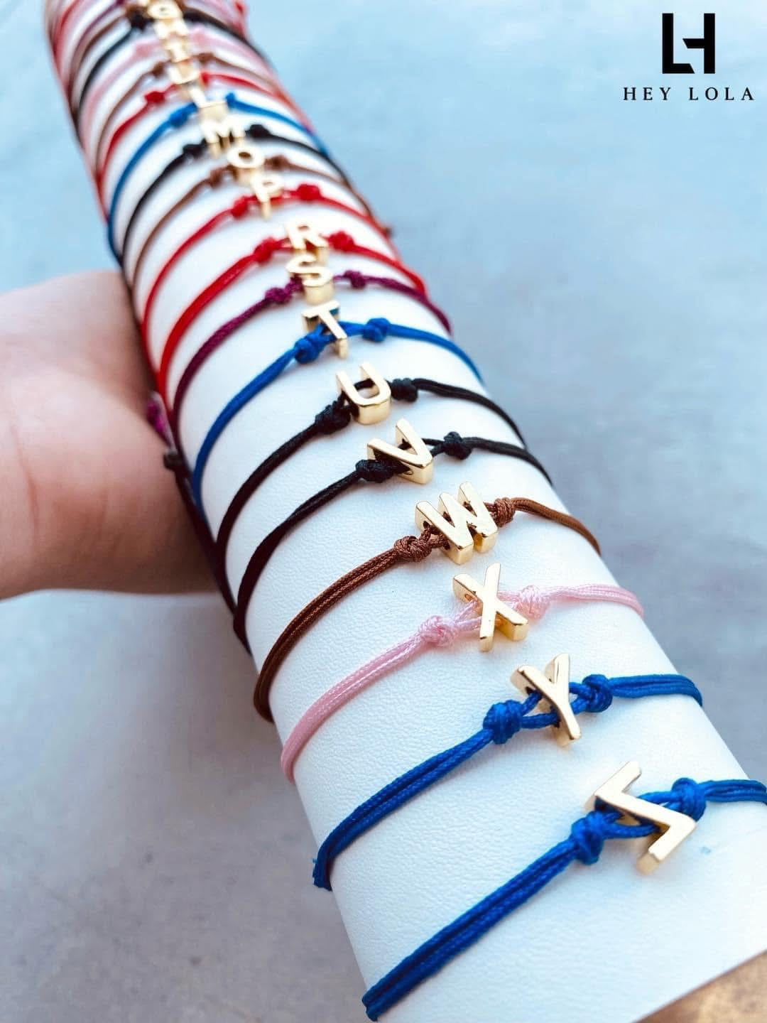 Pulseras personalizadas con inicial chapada en oro de 18K
