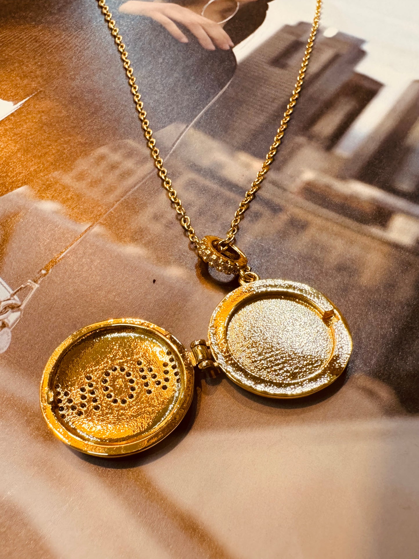Collar ‘Best Mom Ever’ con Relicario Chapado en Oro 18K