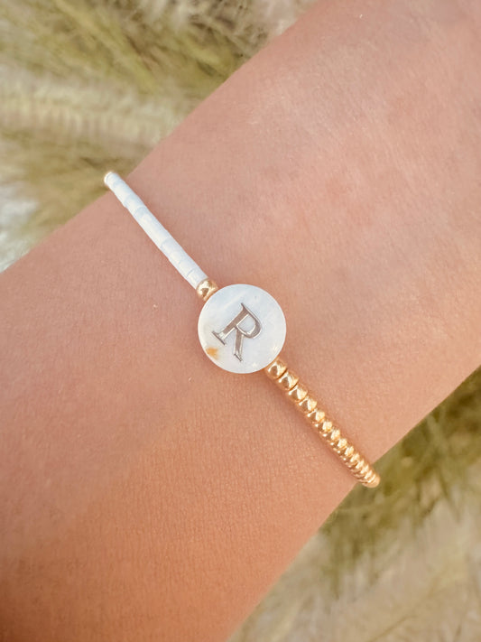 Pulseras Personalizadas con Inicial y Detalles en Nácar y Oro