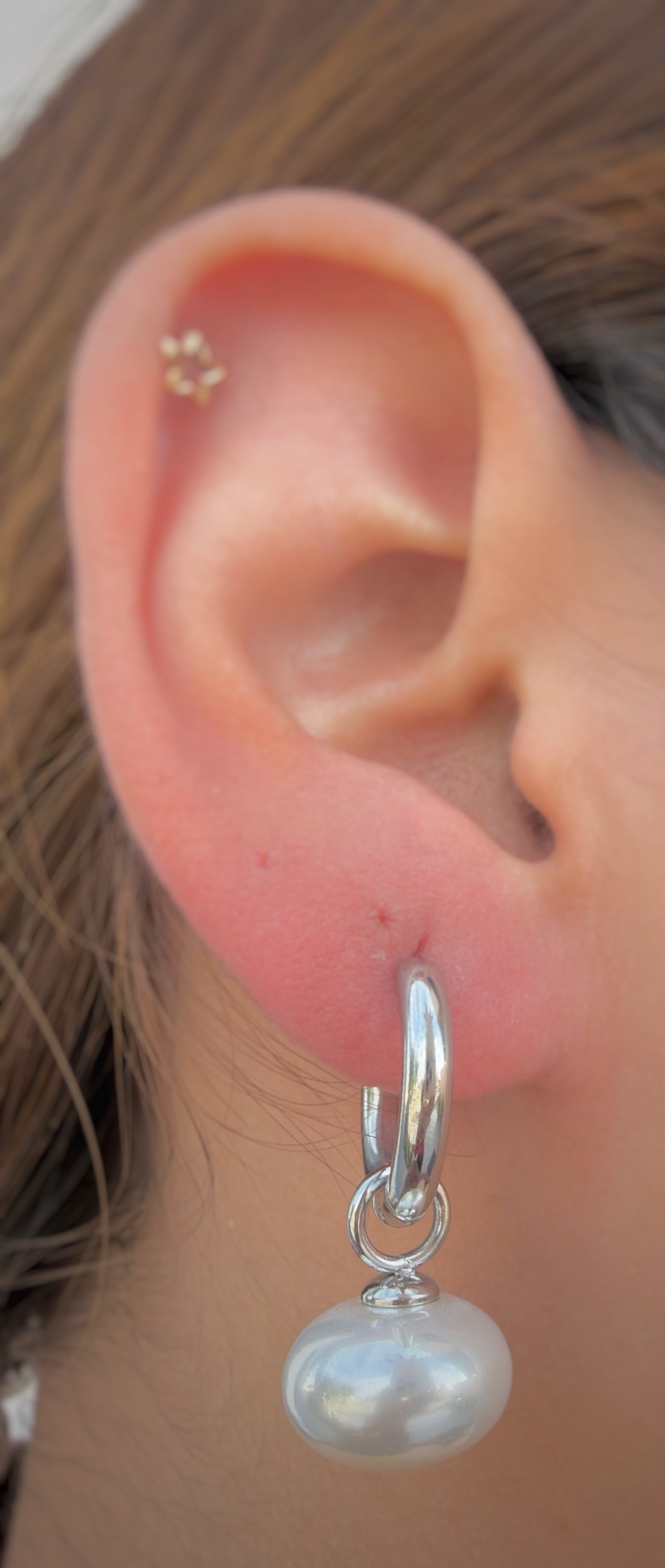 Aretes Huggie con Perla Colgante