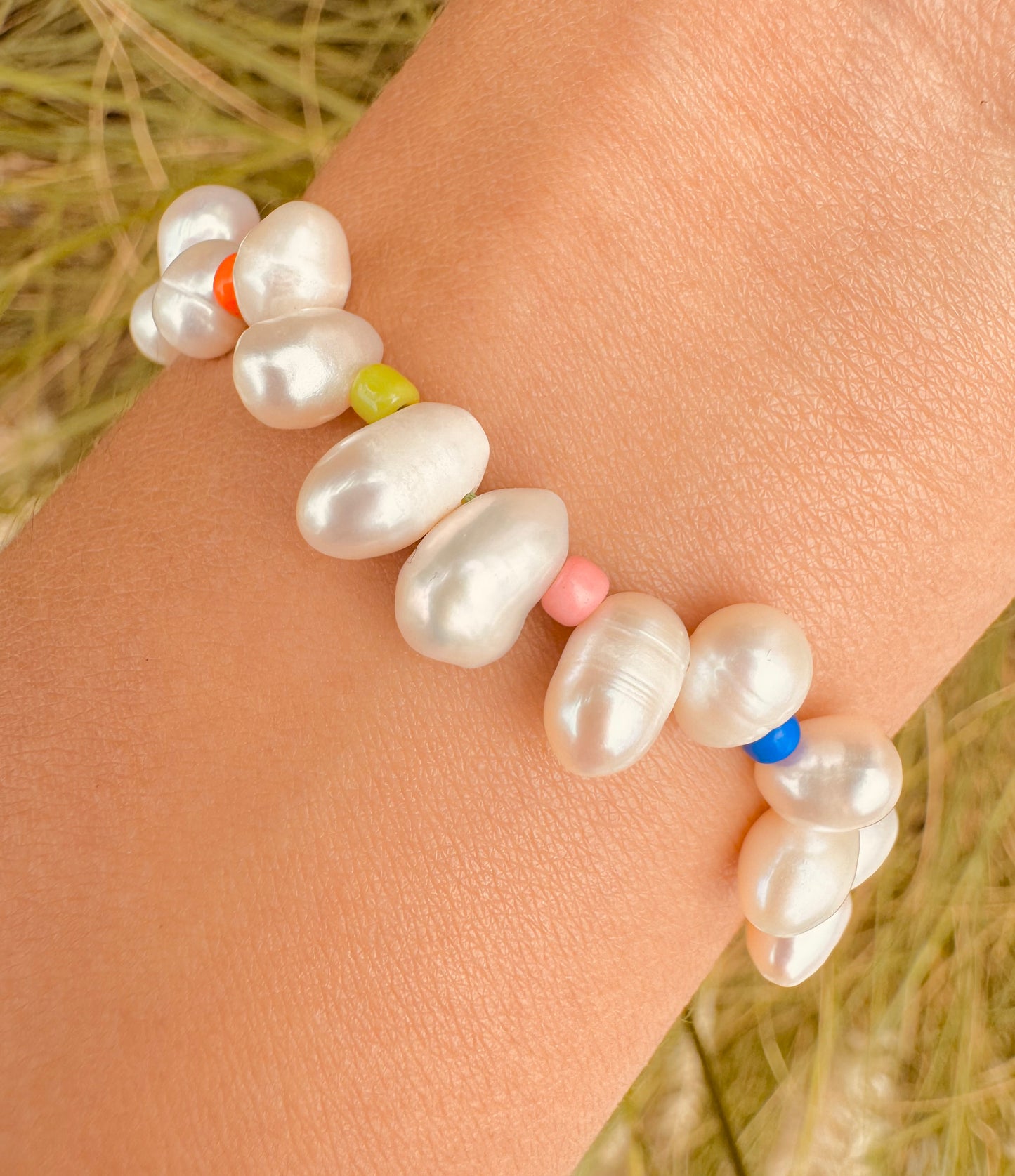 Pulseras de perlas naturales con detalles de colores