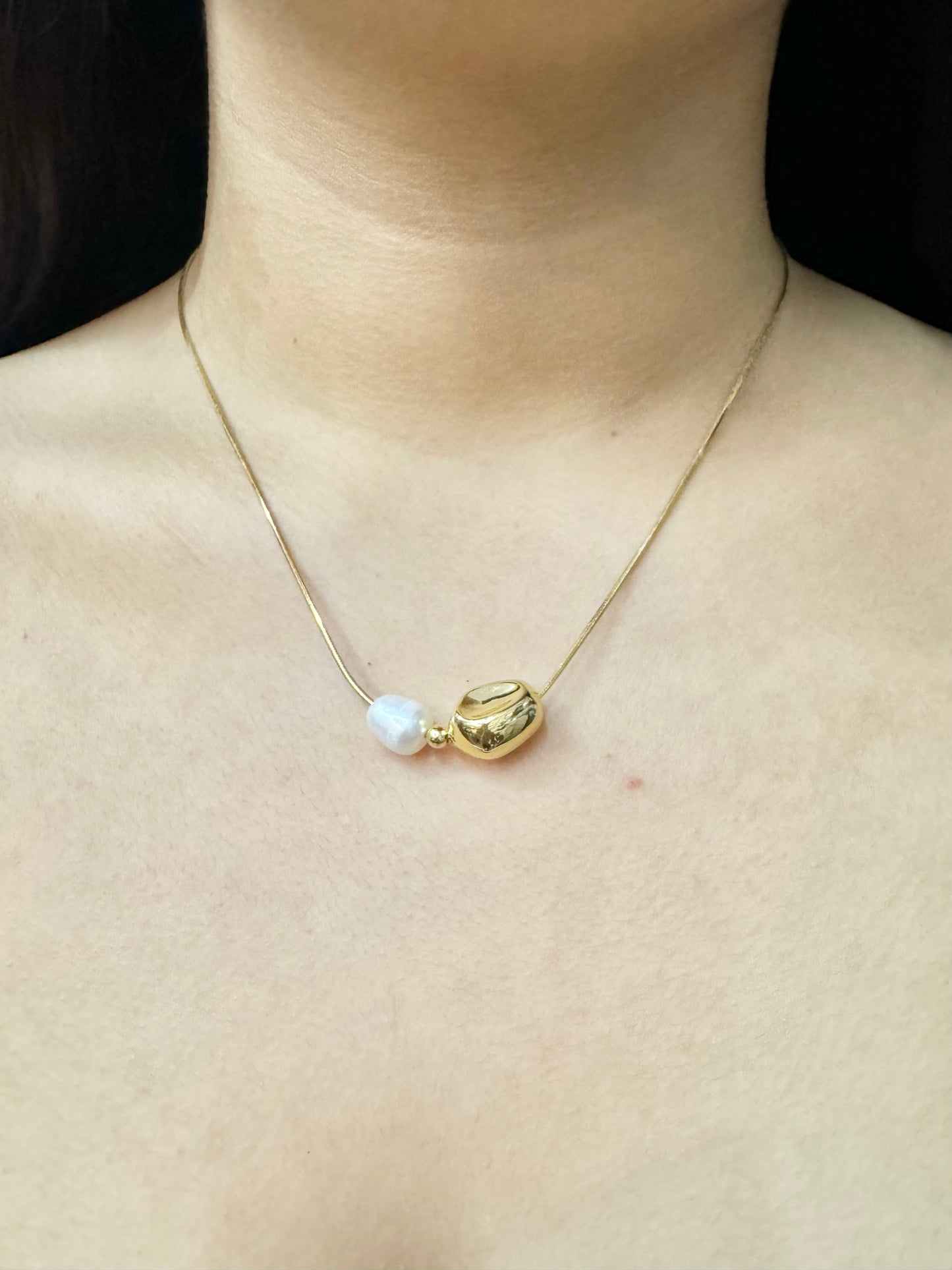 Collar Minimalista con Perla y Detalle Metálico Chapado en Oro o Plata