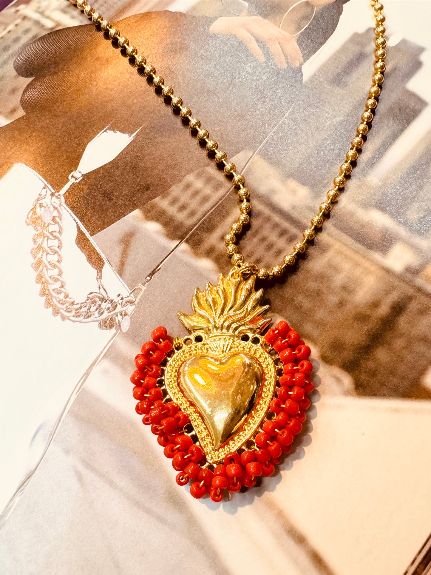 Collar Corazón Flamante con Detalles de Chaquira