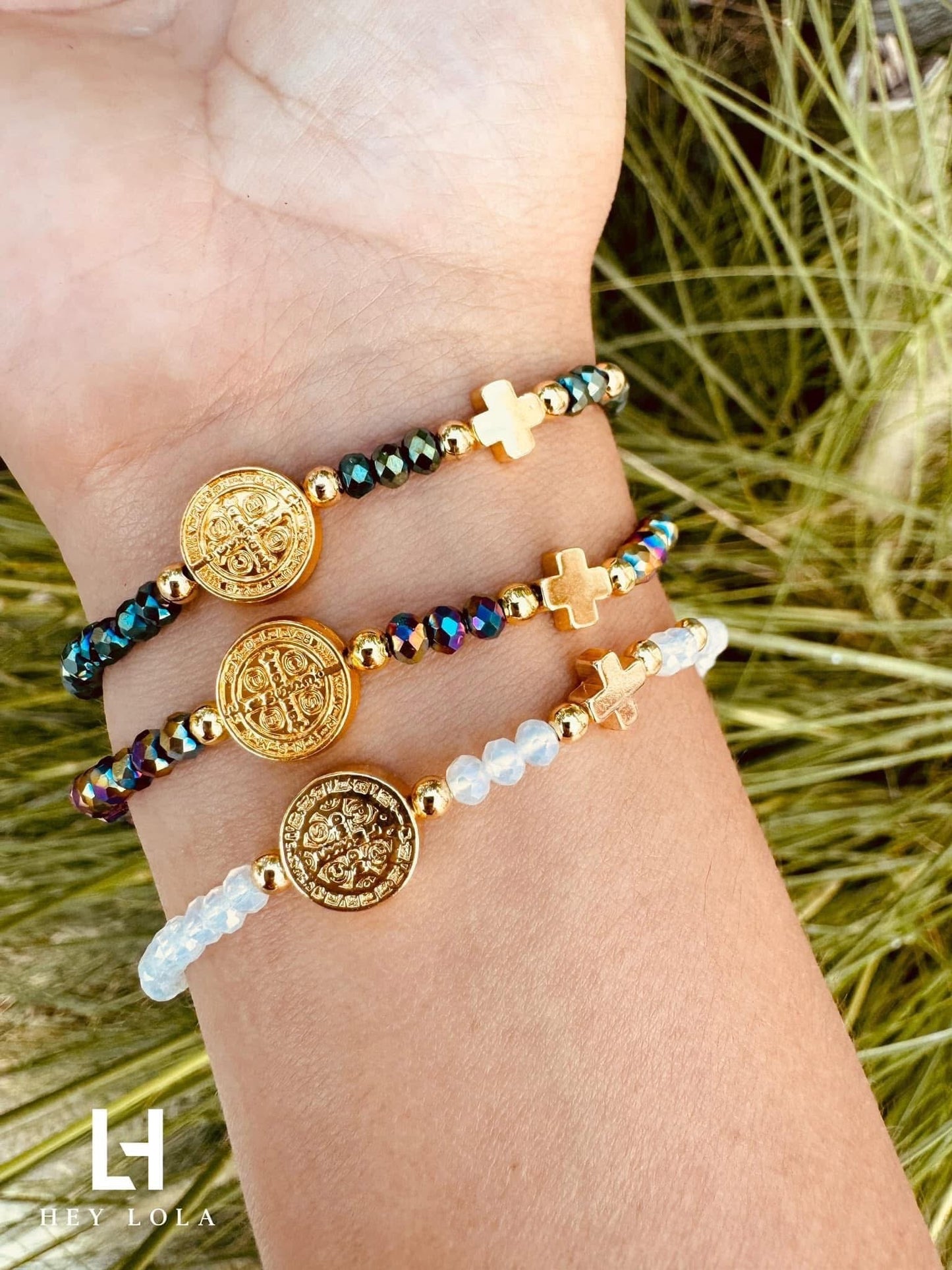 Pulseras de San Benito con Cuentas Facetadas y Cruz Dorada