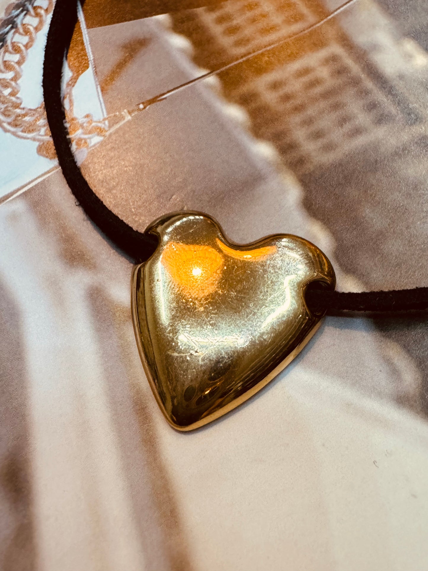 Choker con Corazón Dorado