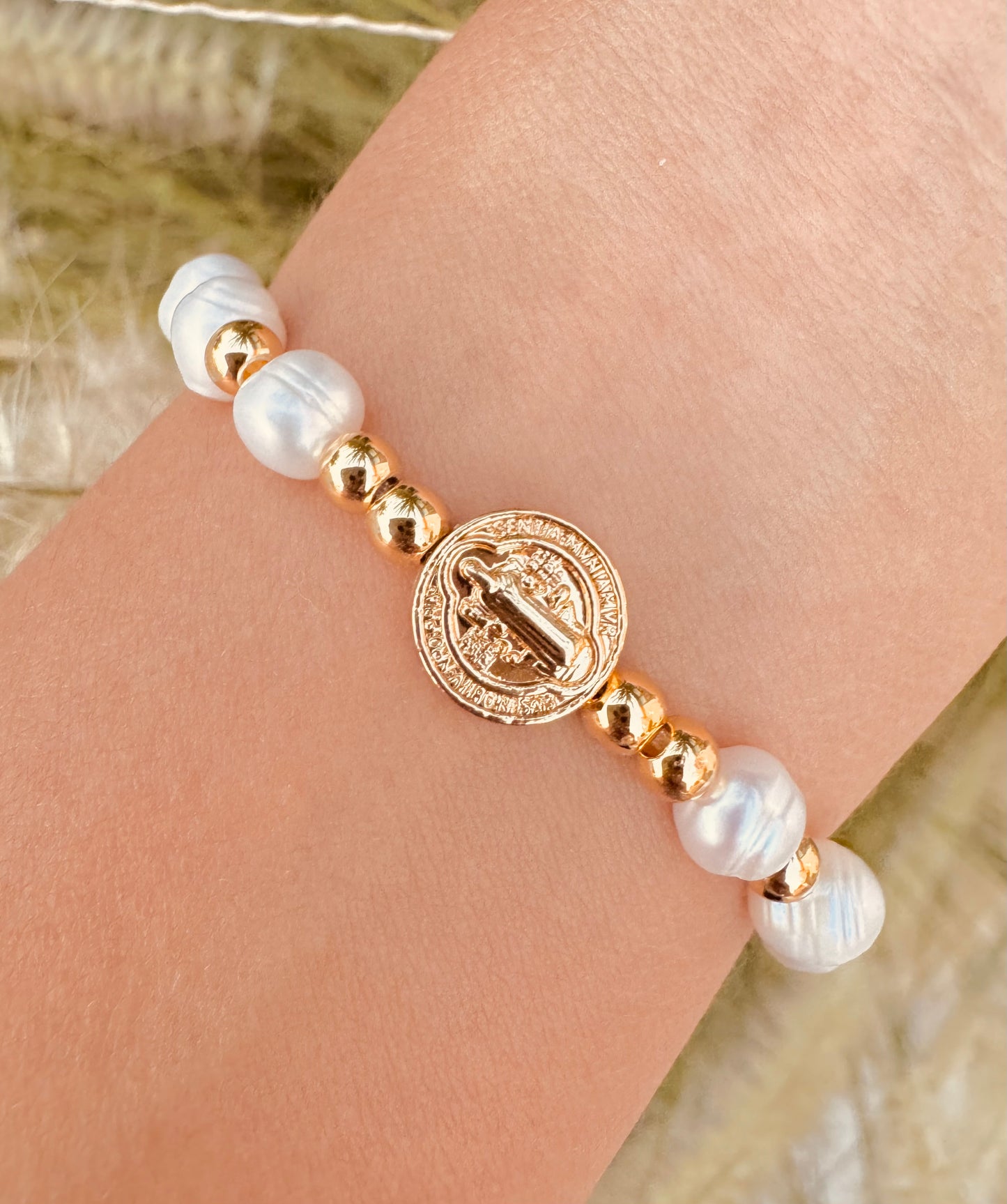 Pulseras de San Benito con Perlas Naturales y Detalles Dorados