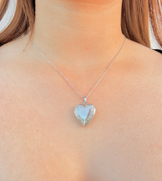 Collar de Corazón Clásico Plateado – Relicario