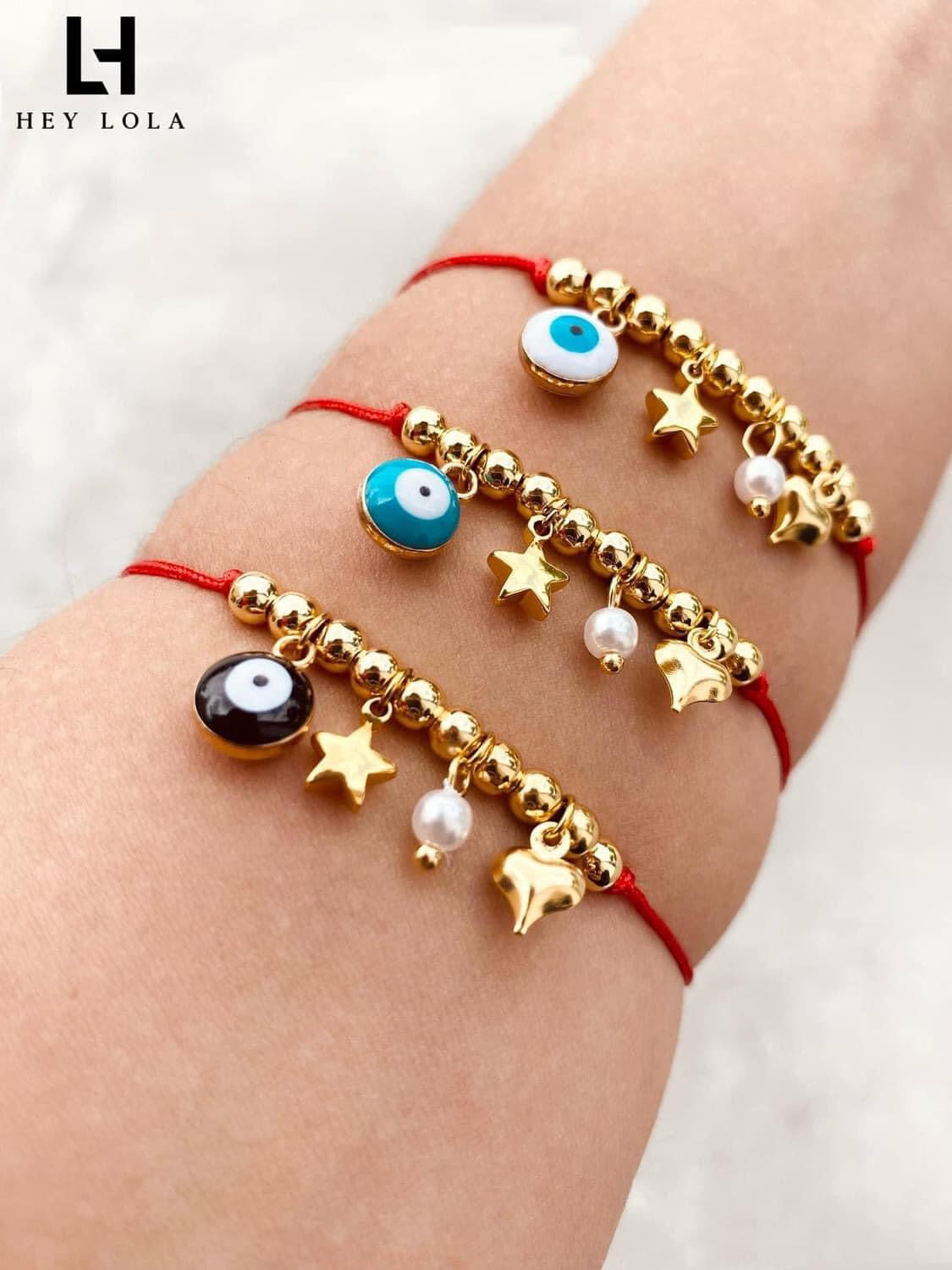 Pulsera Protectora con Hilo Rojo y Dijes Chapados en Oro