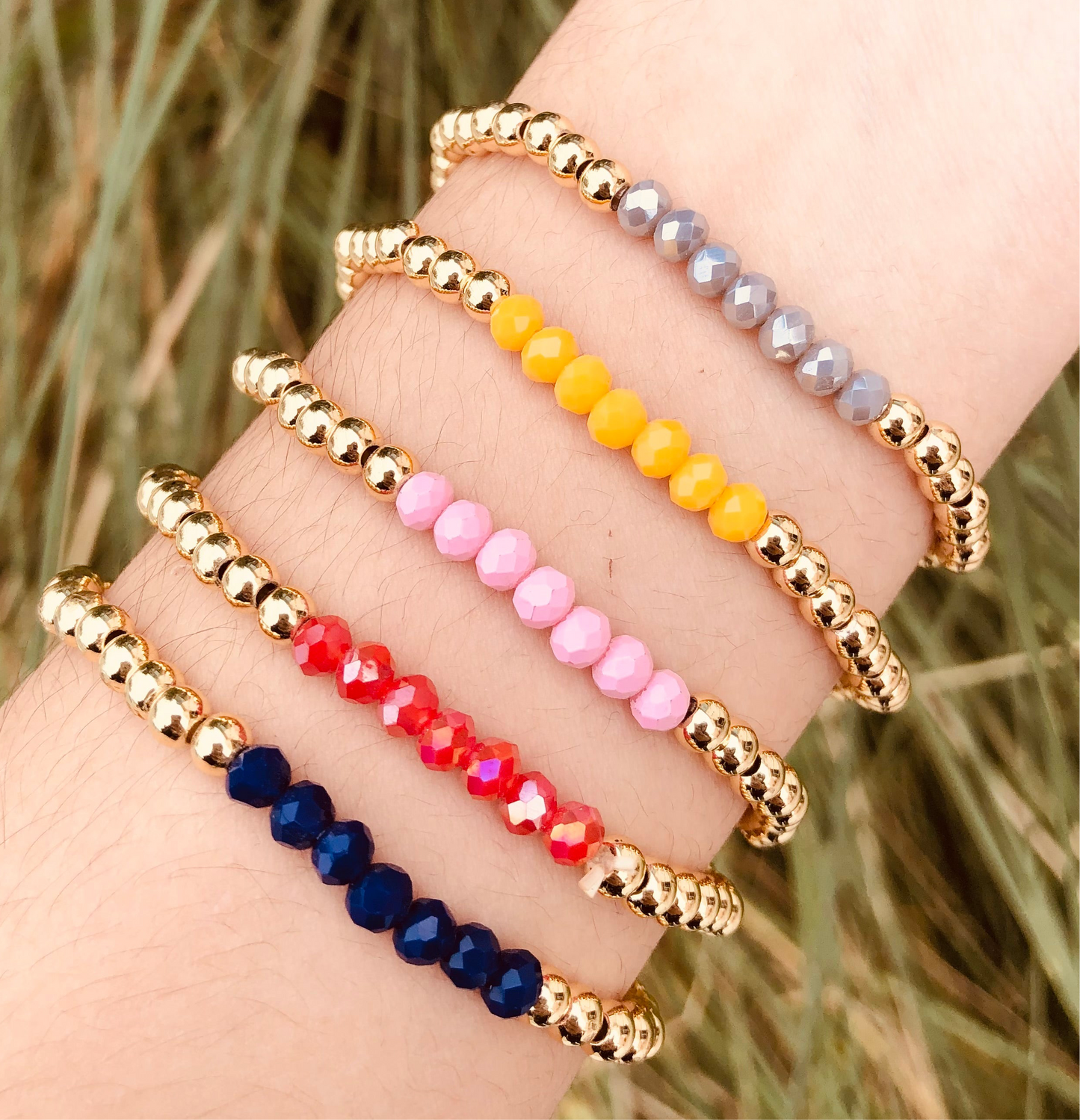 Pulseras con cuentas de colores y detalles dorados