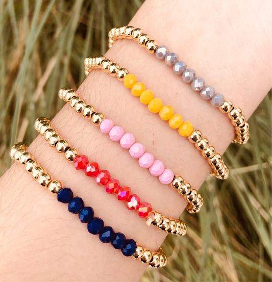 Pulseras con cuentas de colores y detalles dorados