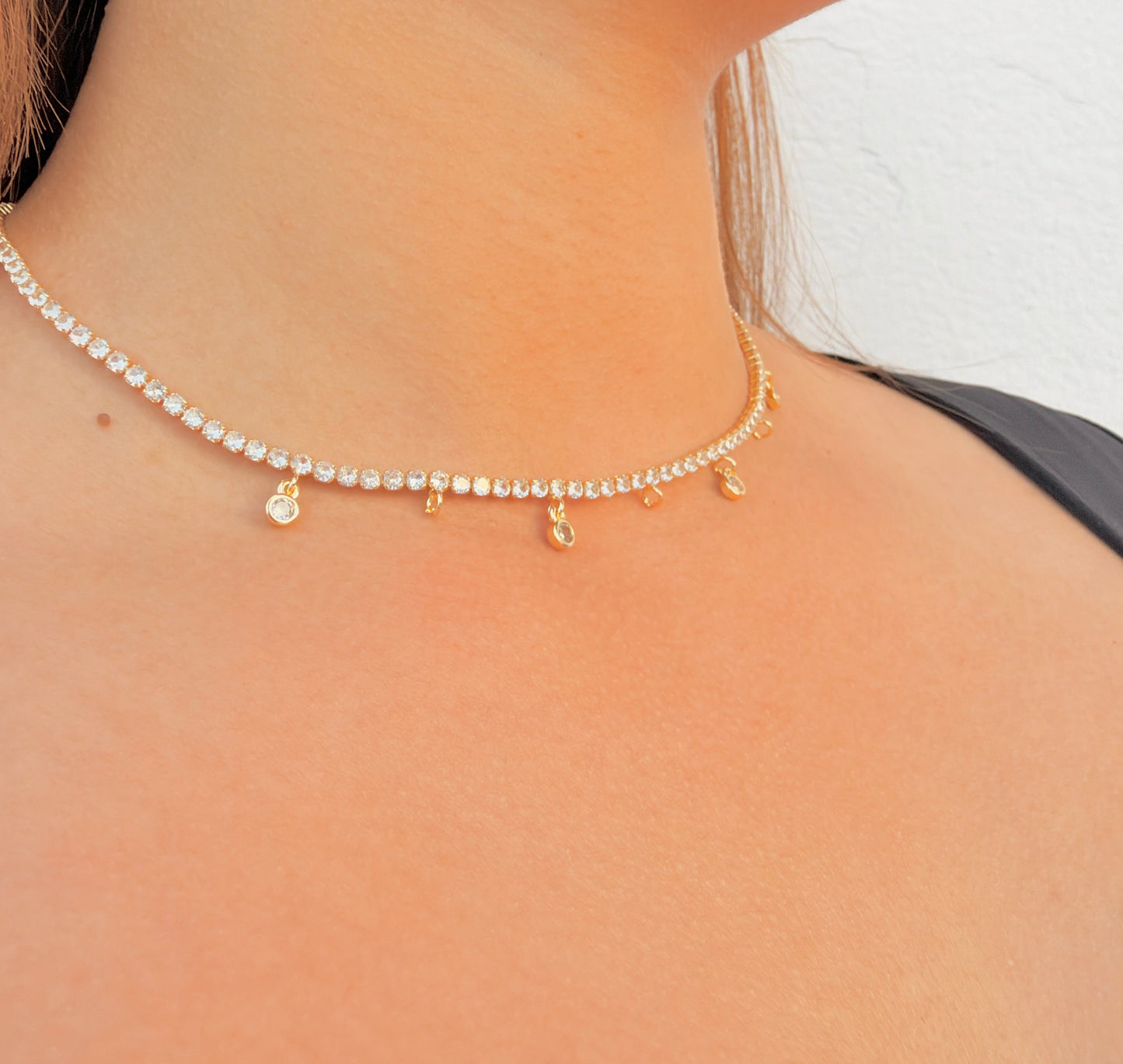 Collar tipo choker con cristales y dijes