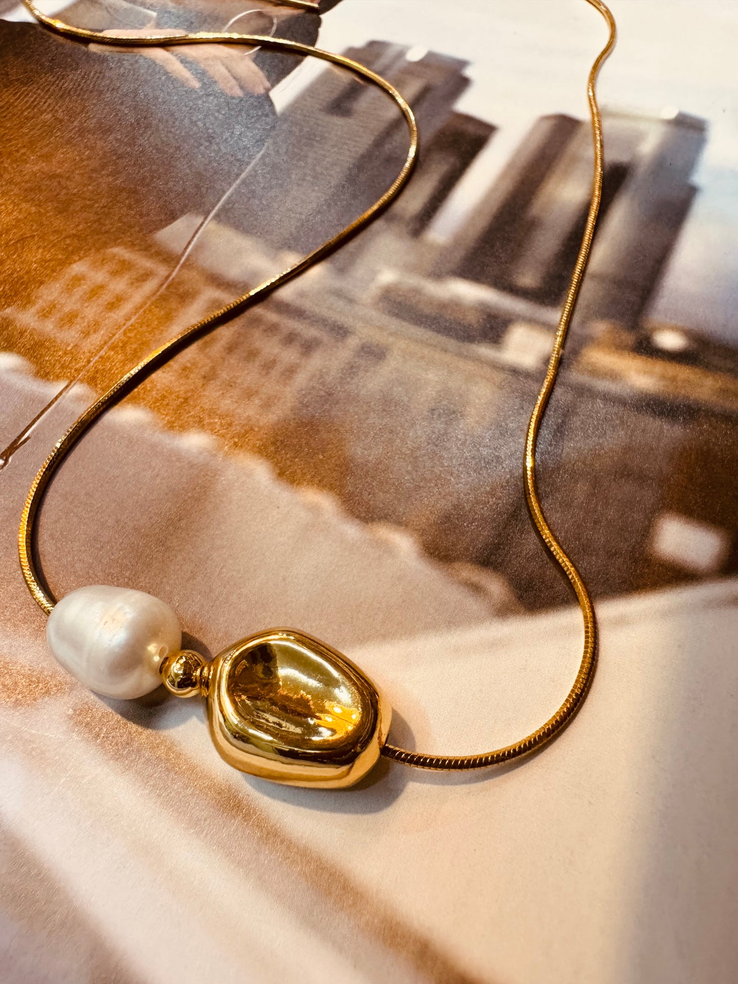 Collar Minimalista con Perla y Detalle Metálico Chapado en Oro o Plata
