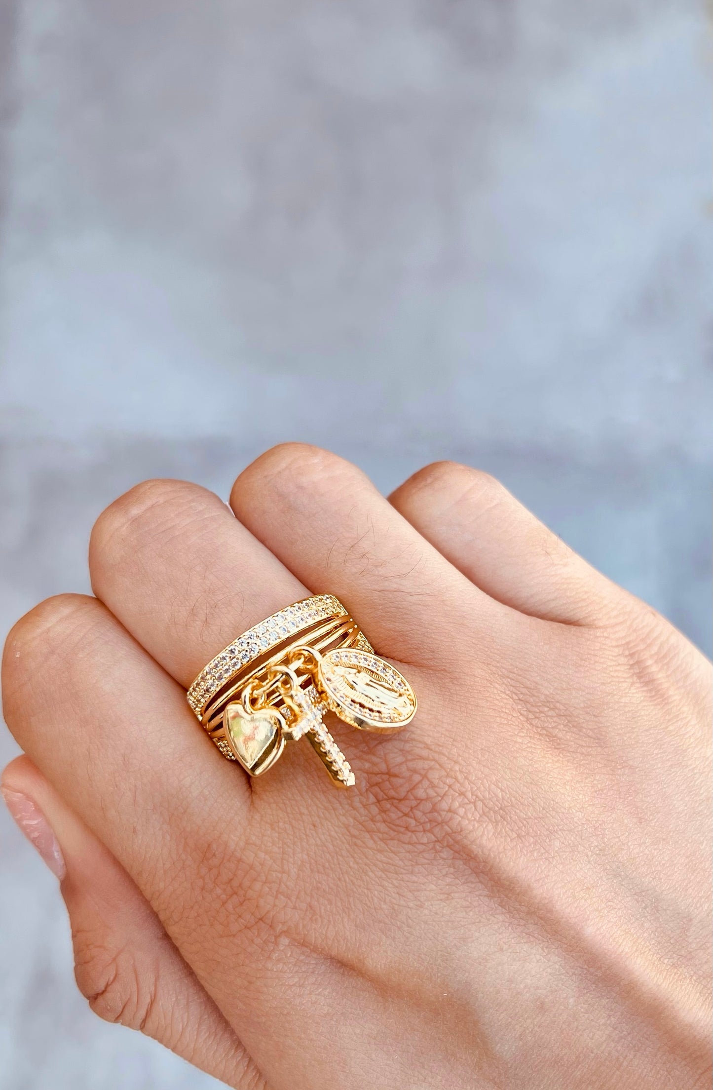 Anillo con Charms Religiosos Dorado