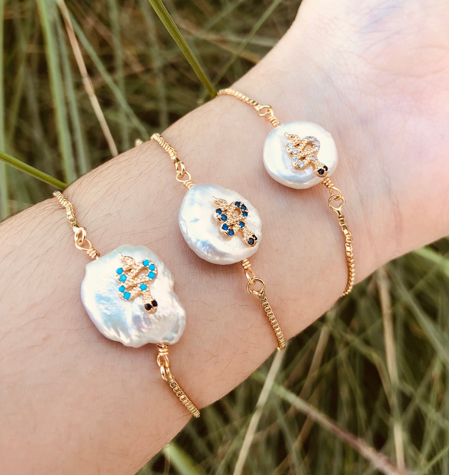 Pulsera de perla natural con dije de serpiente y circonias