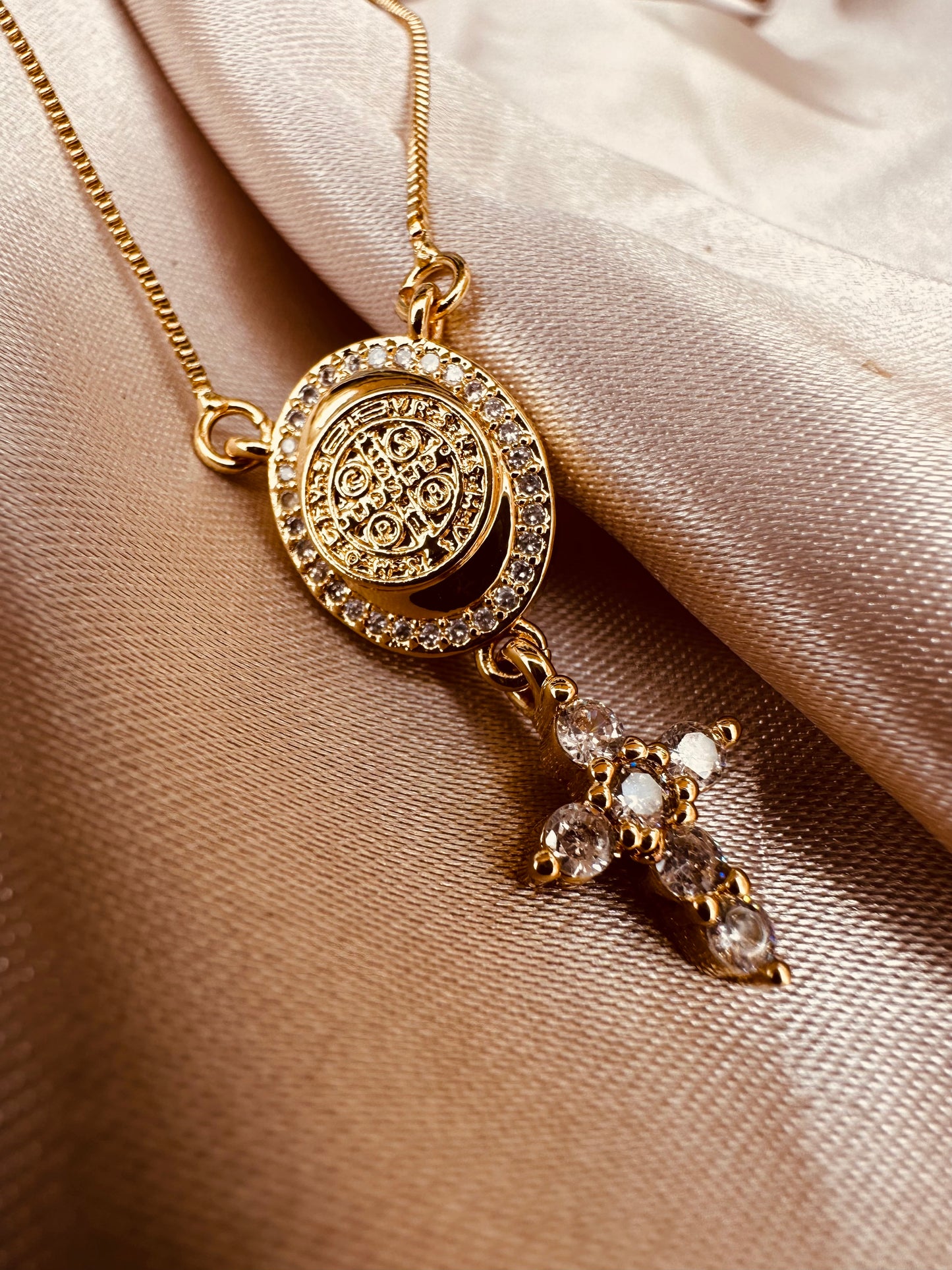Collar Religiosos con Cruz de Zirconias