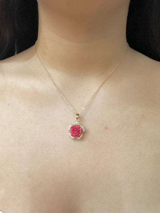 Collar con Dije de Rosa Roja Chapado en Oro de 18K