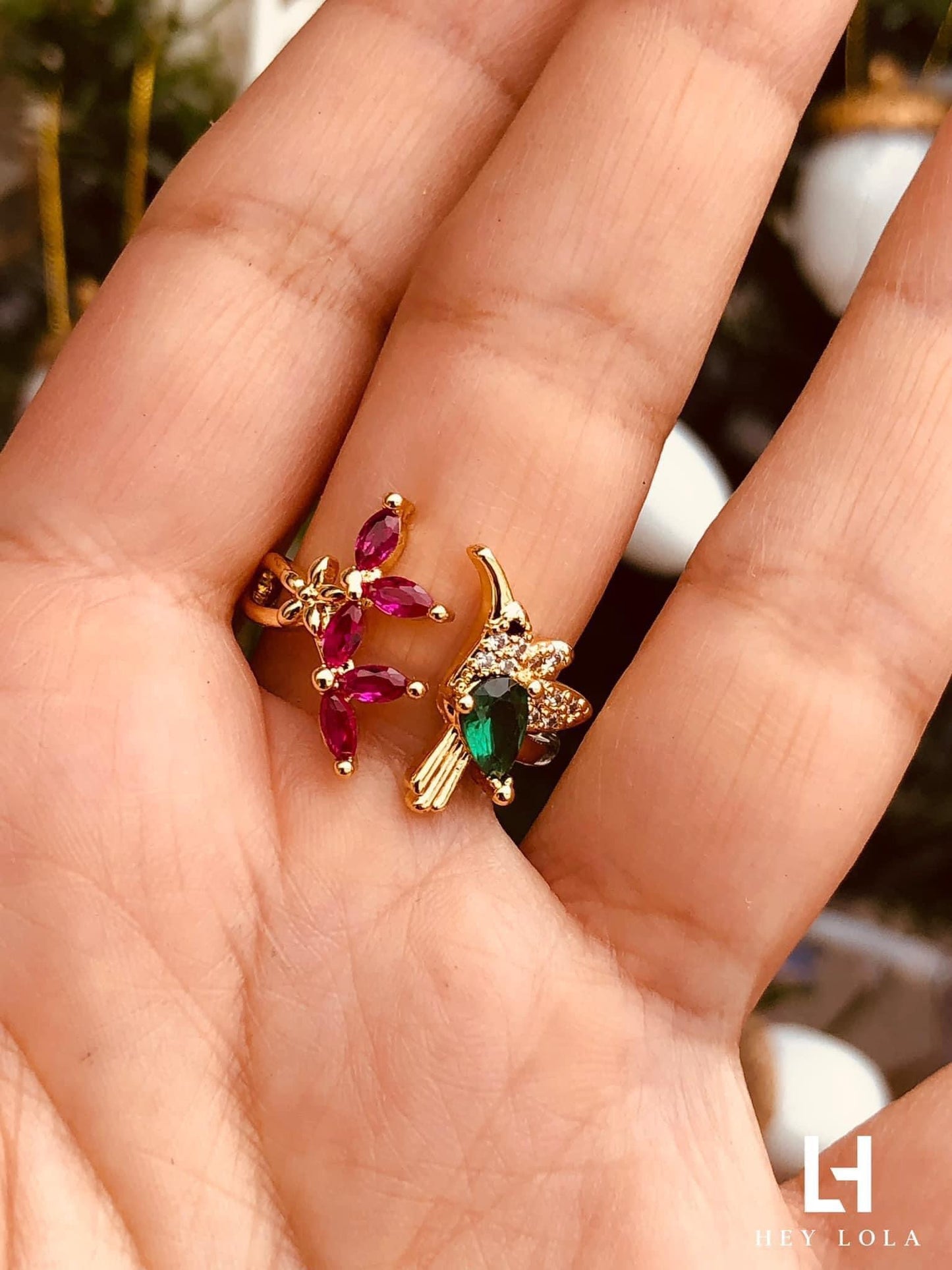 Anillos ajustables con diseño floral y gemas de colores