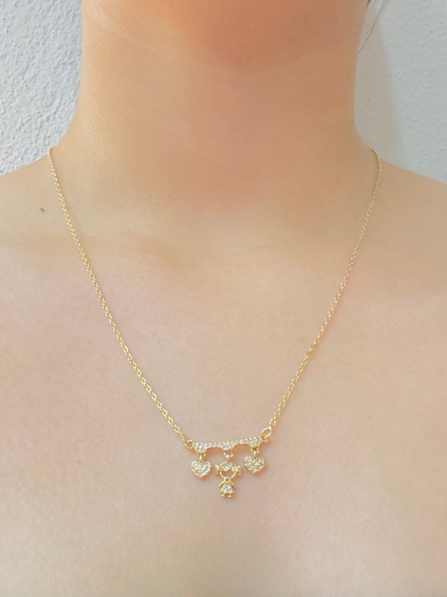 Collar con Dije de Niña y Corazones Chapado en Oro de 18K