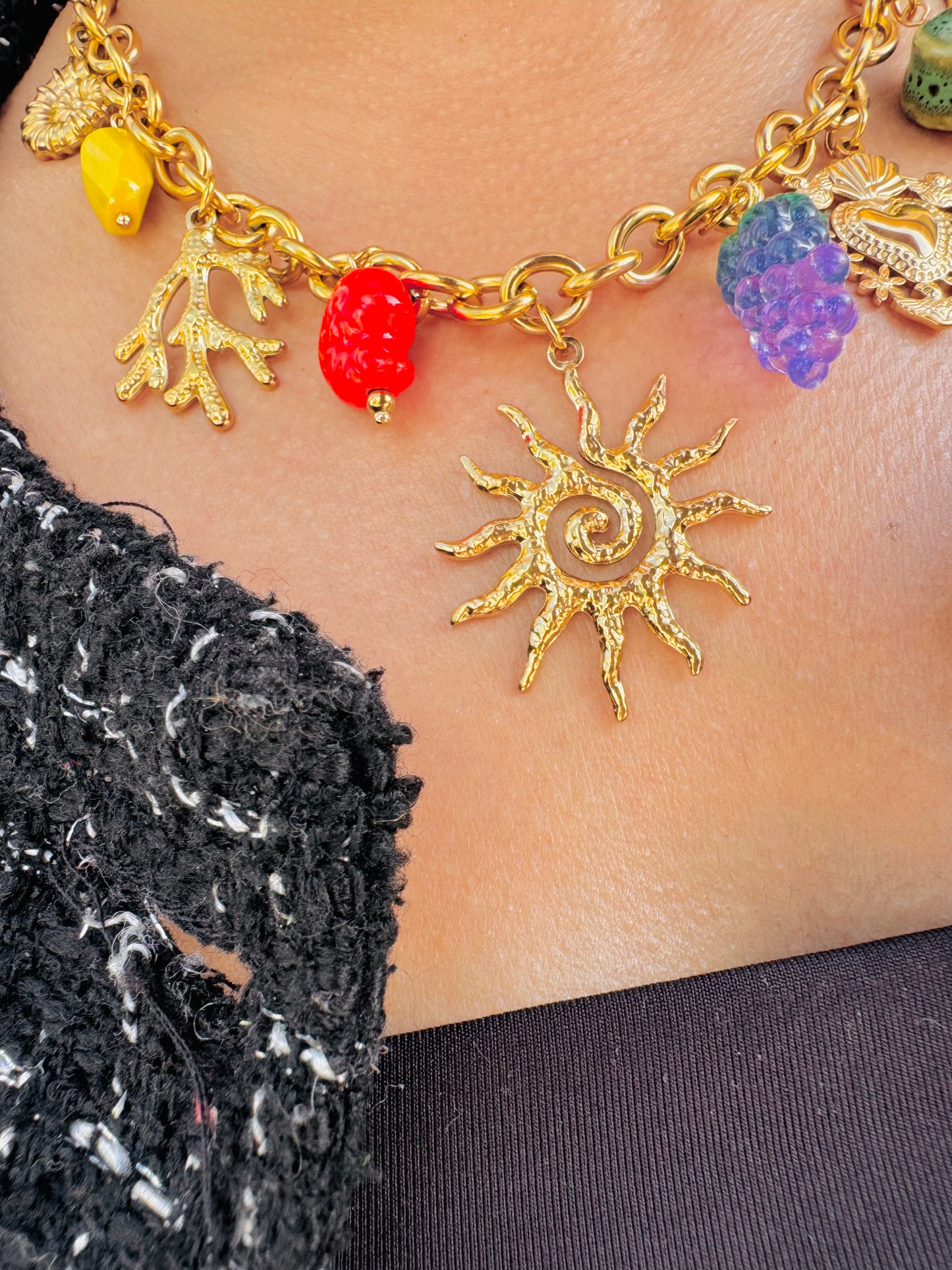Collar Dorado Statement Sol & Dijes Coloridos