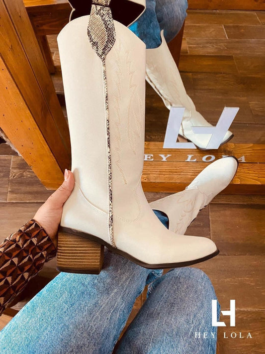 Bota Vaquera Blanca con Detalle de Serpiente
