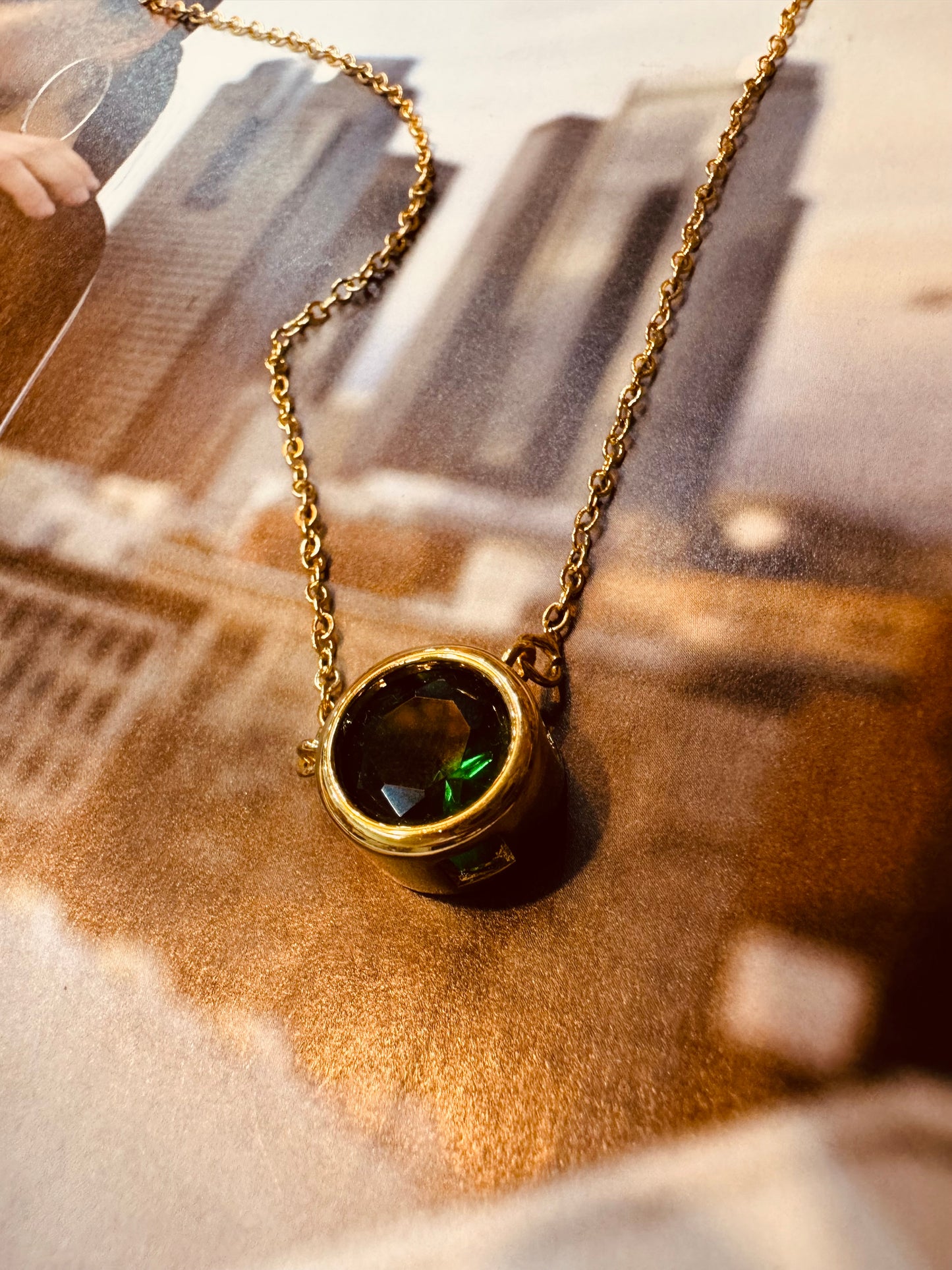 Collar con Dije Circular Chapado en Oro de 18K