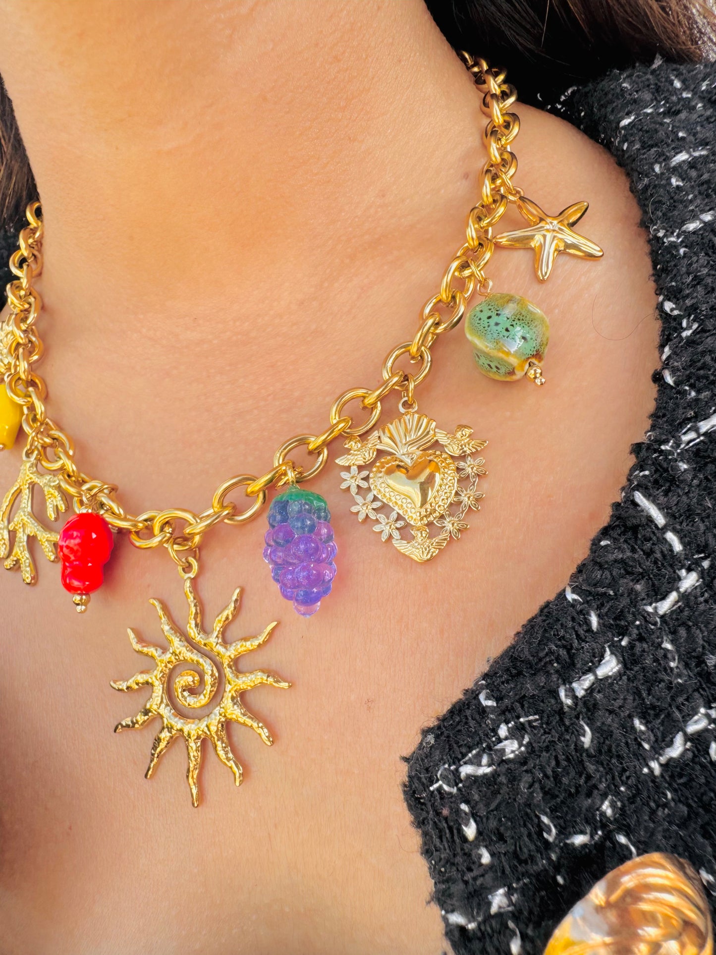 Collar Dorado Statement Sol & Dijes Coloridos
