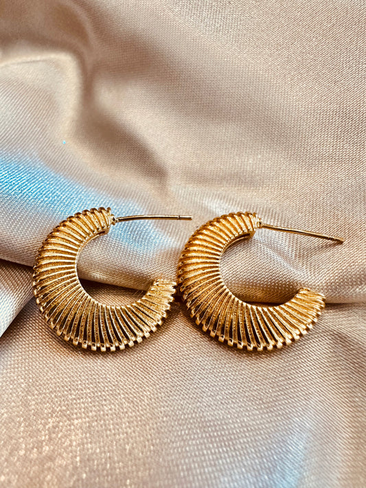 Arracadas Doradas con Diseño Estriado