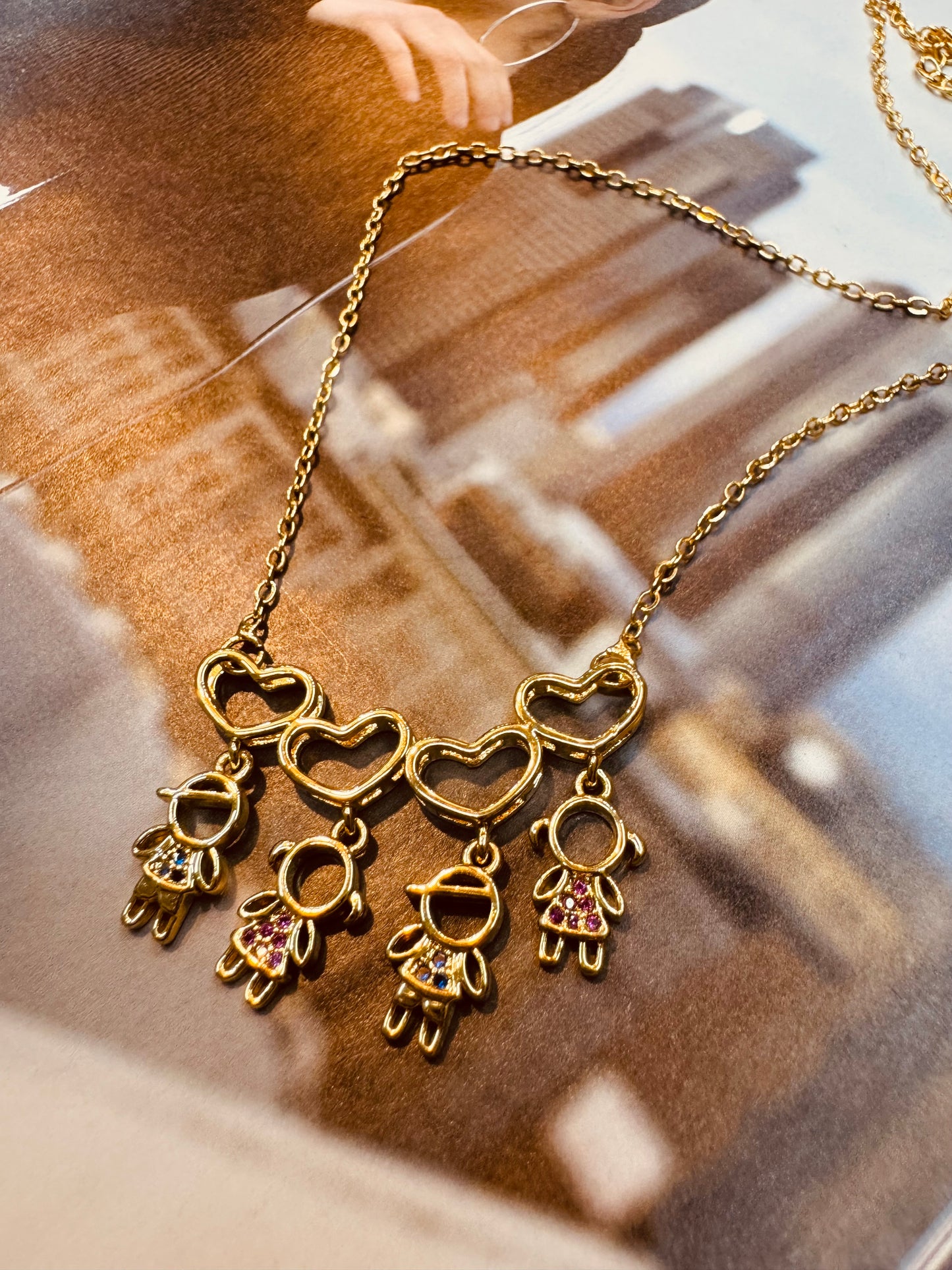 Collar Familiar con Dijes de Niños y Corazones Chapado en Oro de 18K