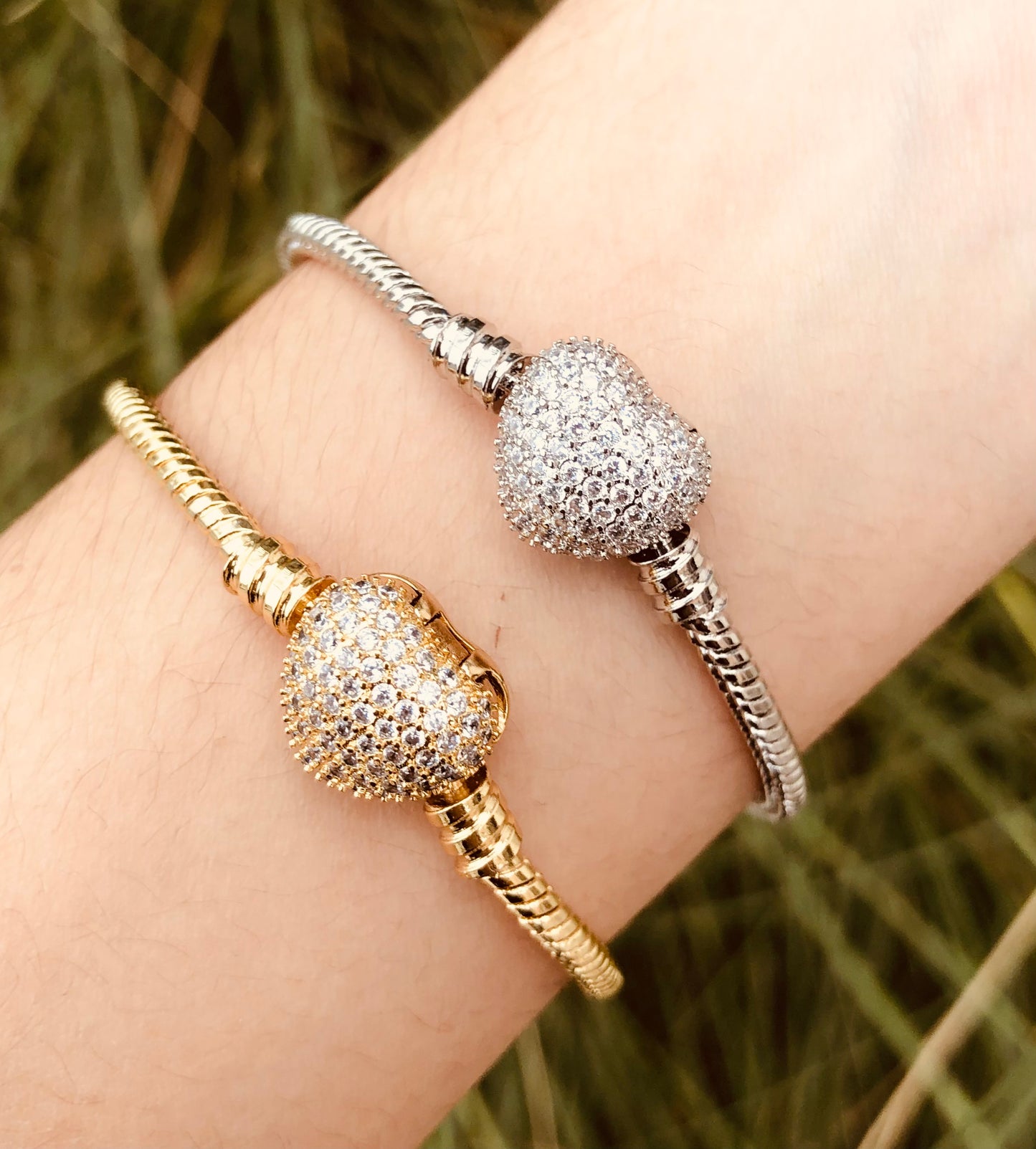 Pulseras con dije de corazón pavé en chapa de oro y plata