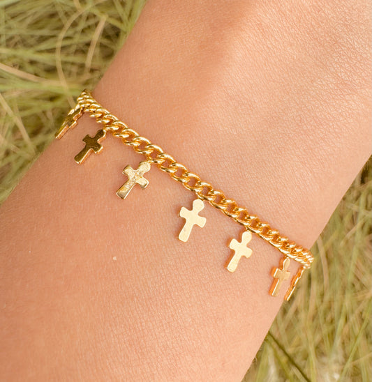Pulsera de cruces colgantes chapada en oro de 18K
