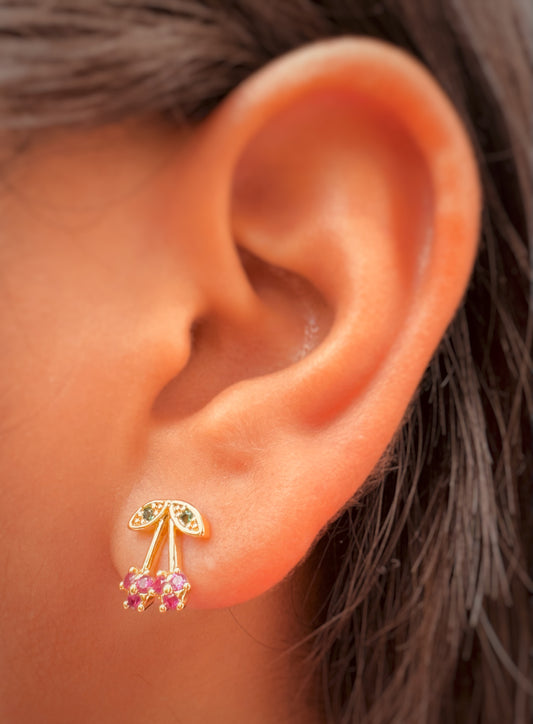 Aretes de Cereza con Cristales Rojos y Detalles en Oro